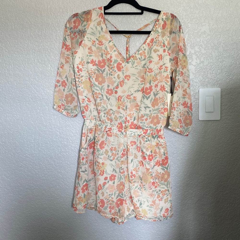 5/$25 ☀️ 
NWT Floral Romper